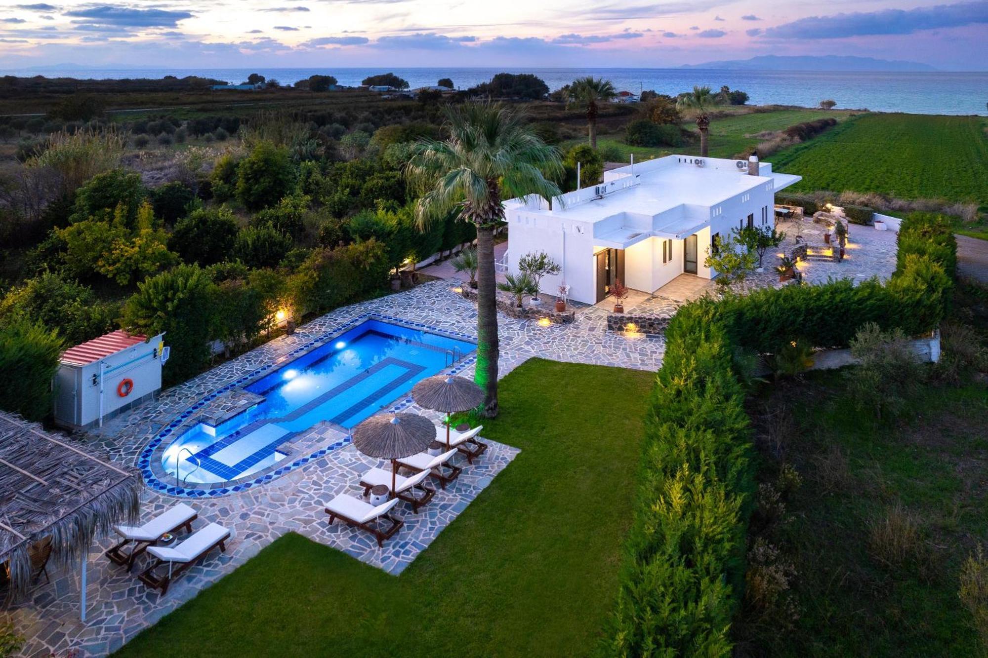 Villa Palmeras Soroni Exterior photo